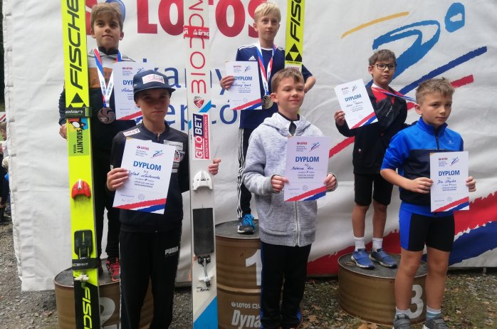 Zawodnicy na podium zawodów Lotos Cup Kids w Bystrej